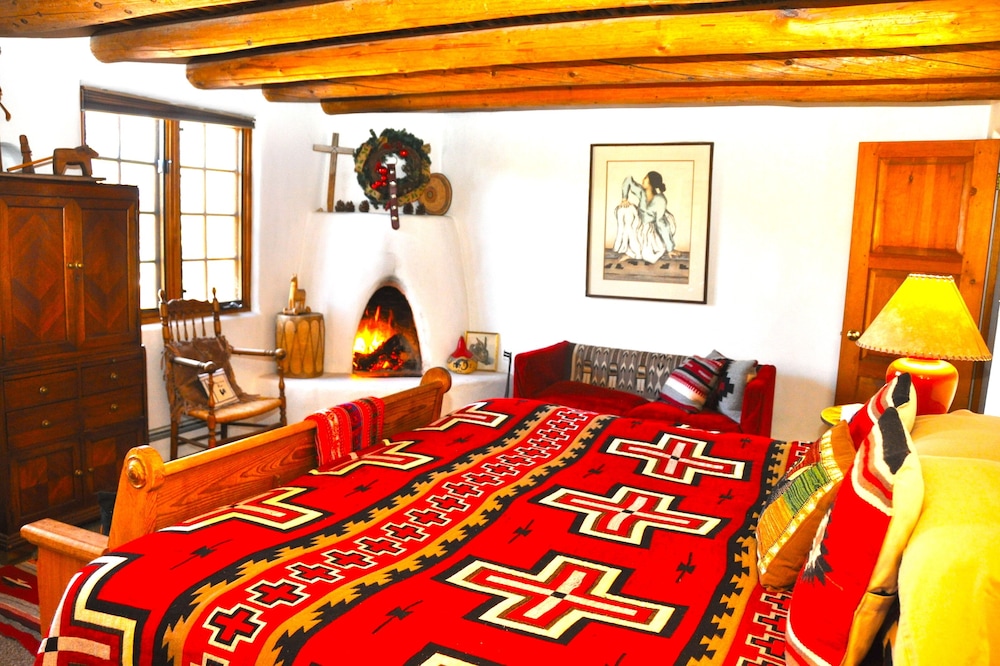 Beautiful Mountain Views, Beamed Ceilings, 2 Fireplaces