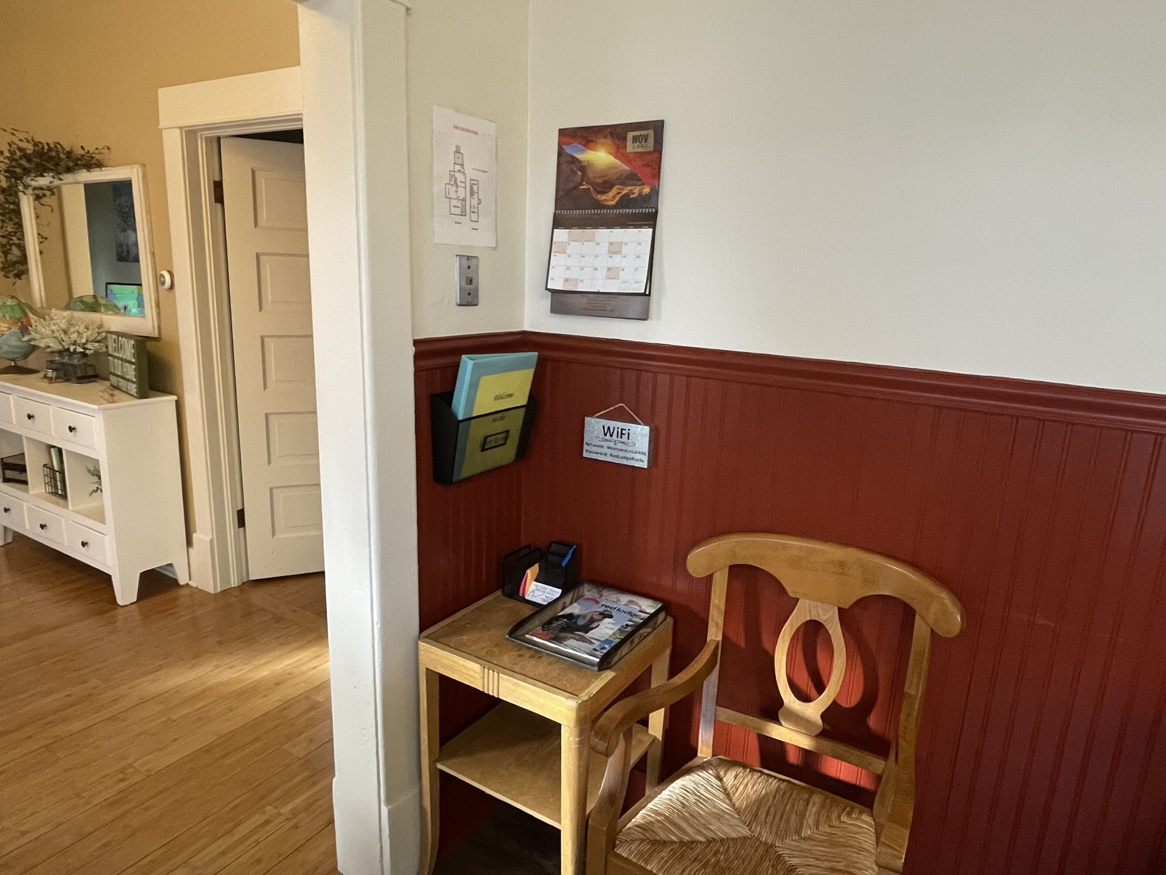 New Hot Tub,Walking Distance to Downtown,Wifi,No Pets,Outside Space w/ new deck