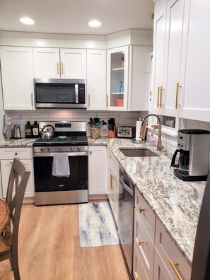 Fridge, microwave, oven, stovetop - Plenty of beach time to be enjoyed in Sept/Oct, book 3 nights, get 4th 1/2 off! (Villas)