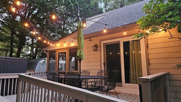 Outdoor dining - Plenty of beach time to be enjoyed in Sept/Oct, book 3 nights, get 4th 1/2 off! (Villas)