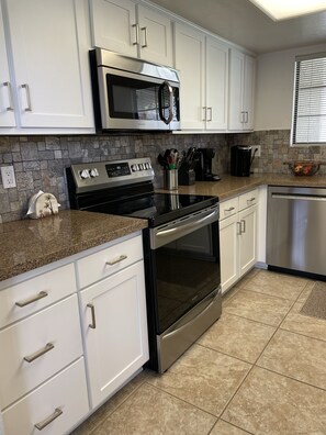 Fridge, microwave, oven, stovetop - South Palm Springs Condo - Fantastic Mountain Views! (Palm Springs)