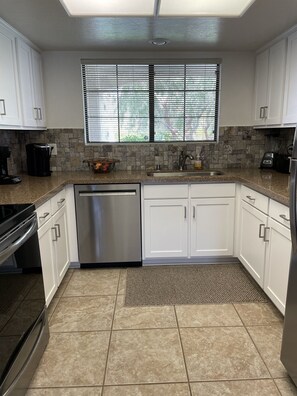 ثلاجة، ميكروويف، فرن، موقد طهي مسطح