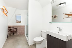 Douche, sèche-cheveux, serviettes fournies, savon