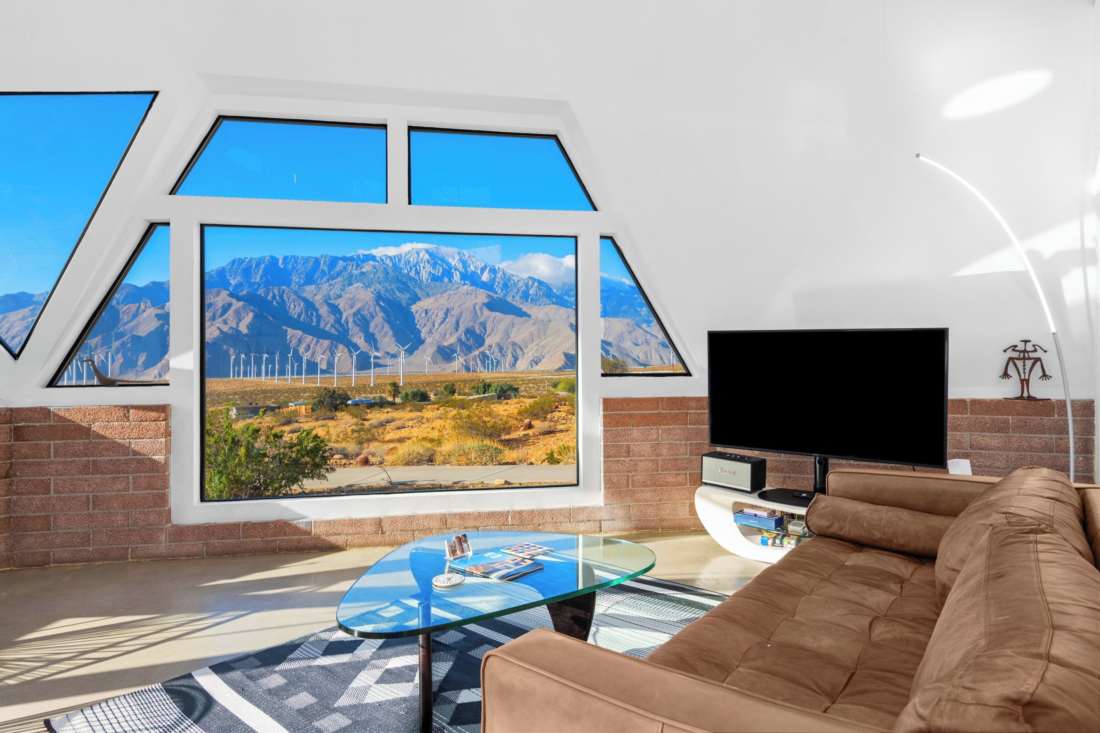 Smart TV, caminetto, libri, studio