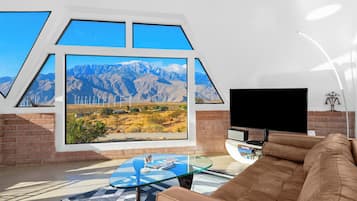 Smart TV, caminetto, libri, studio