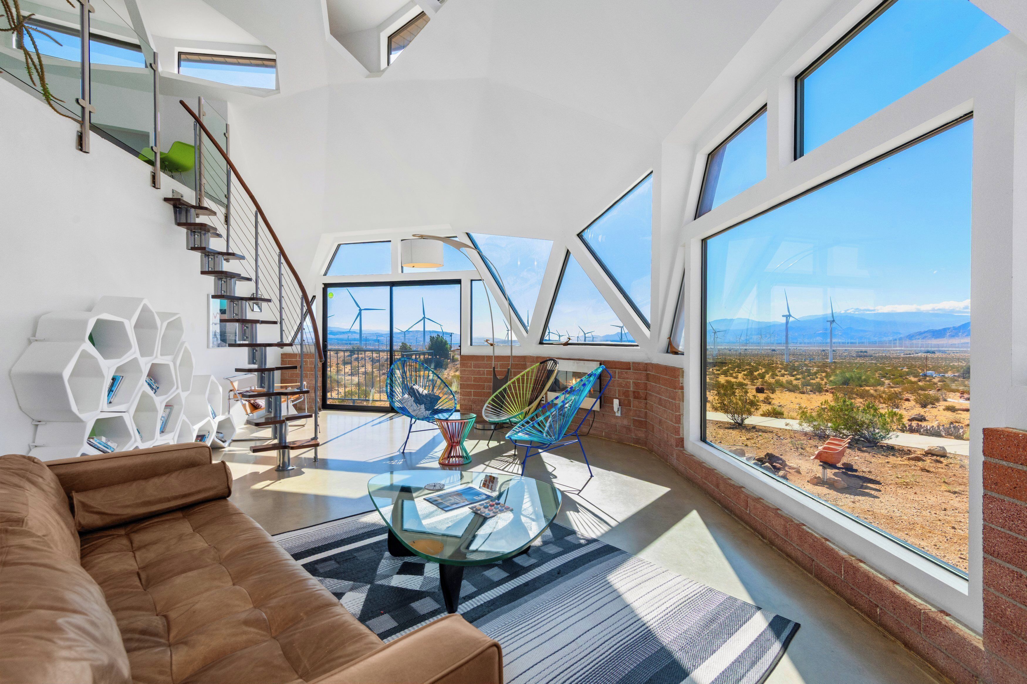 Smart TV, chimenea, libros y oficina 