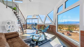 Smart TV, chimenea, libros y oficina