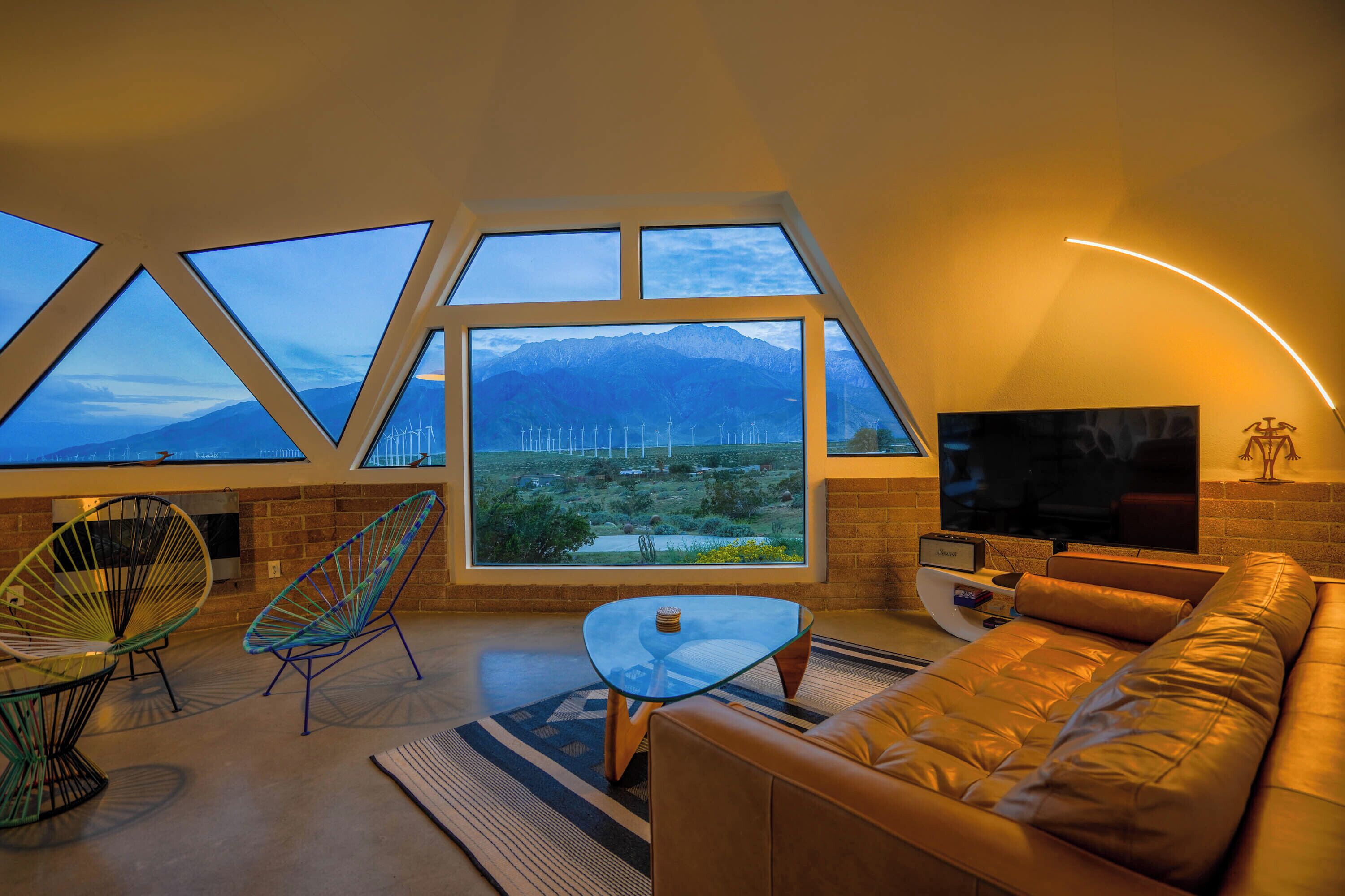 スマートテレビ、暖炉 、書庫、書斎 / ワークスペース