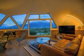 Älytelevisio, takka, kirjoja, työhuone