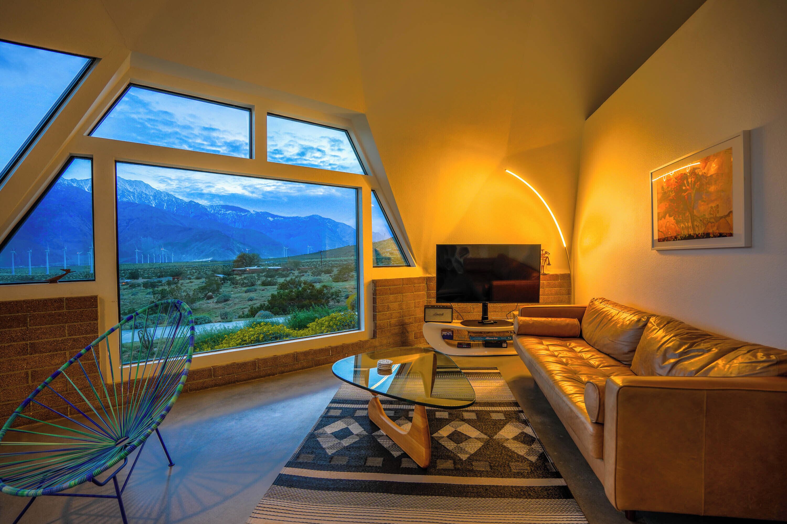 Smart-TV, Kamin, Bücher, Arbeitsbereiche