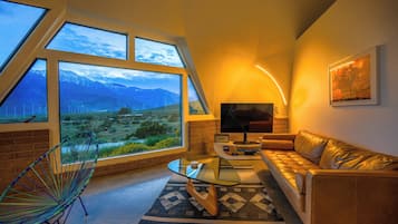 Smart-TV, Kamin, Bücher, Arbeitsbereiche