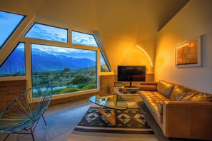 Smart-TV, Kamin, Bücher, Arbeitsbereiche