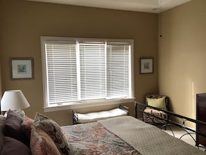 5 bedrooms, iron/ironing board, free WiFi, bed sheets