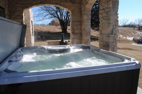 Outdoor spa tub