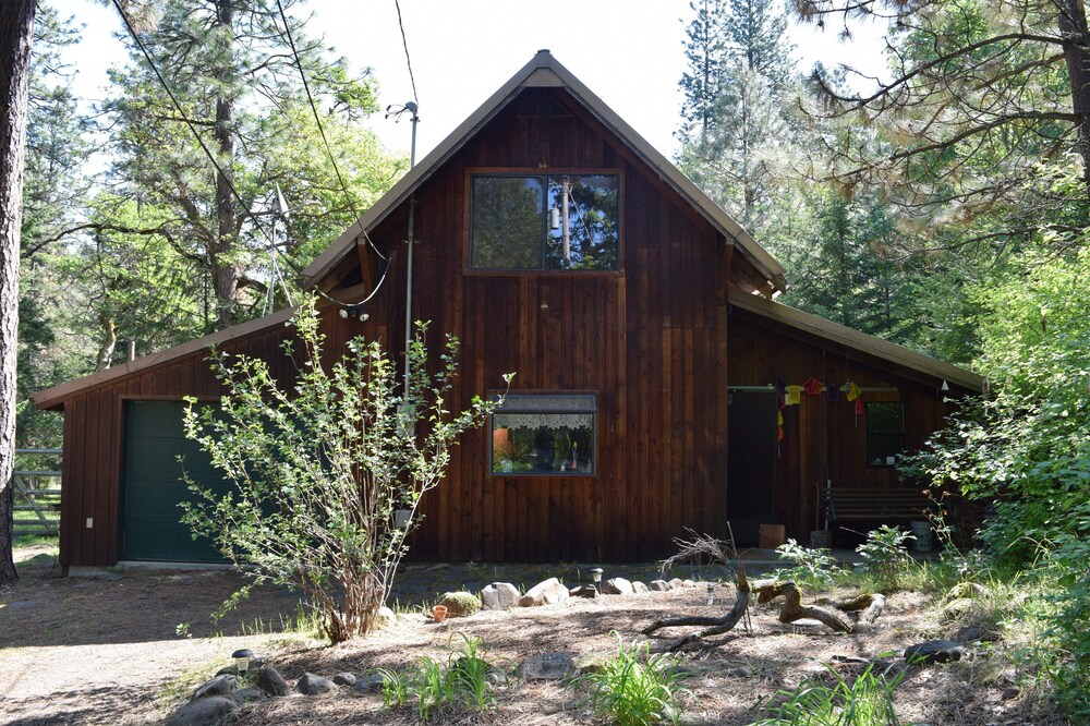 Secluded, Peaceful Cabin on 24 acres, creek, close-in (Mosier) - Pet Friendly!