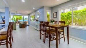 Una cocina amplia con comedor, ventanas grandes y vistas al exterior.