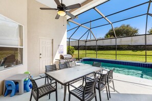 Outdoor dining - 3 miles to Disney! Kid friendly, Adult approved, pet friendly. VRBO stayed here! (Kissimmee)