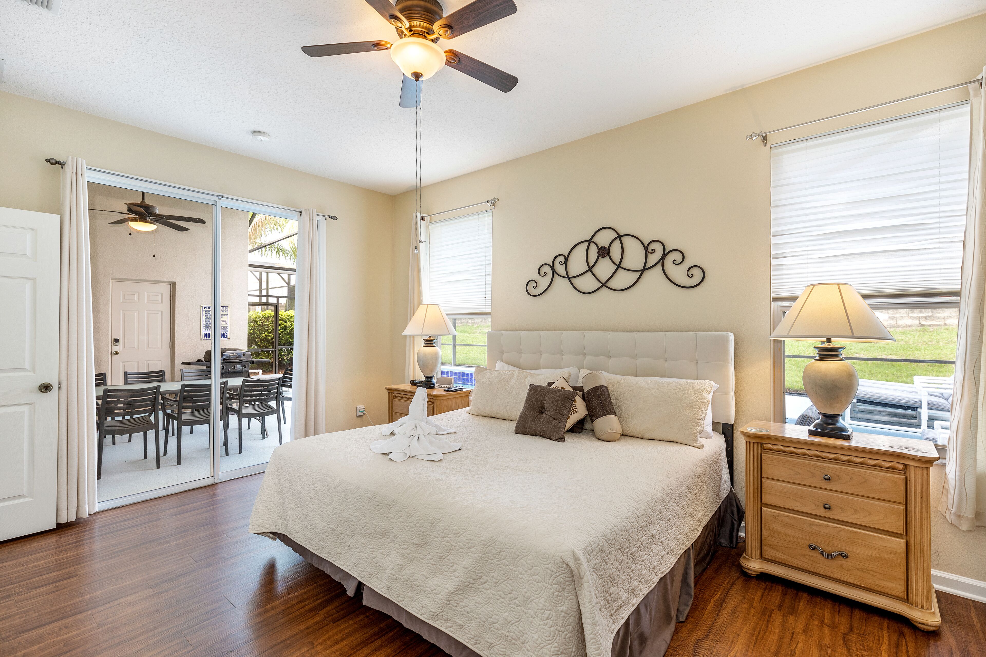 6 sovrum, värdeförvaringsskåp på rummet och skrivbord