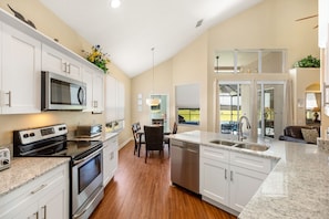 冰箱、微波炉、烤箱、炉灶