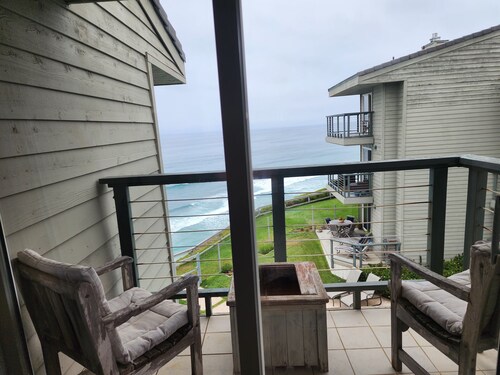 Oceanfront Retreat In Heart Of Encinitas!