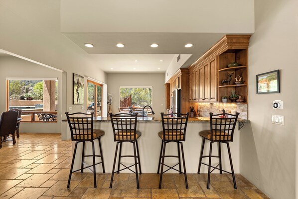 Dining - Golfers Paradise - Access to ICON Private Gallery and Dove Mountain Golf Club!   (Marana)
