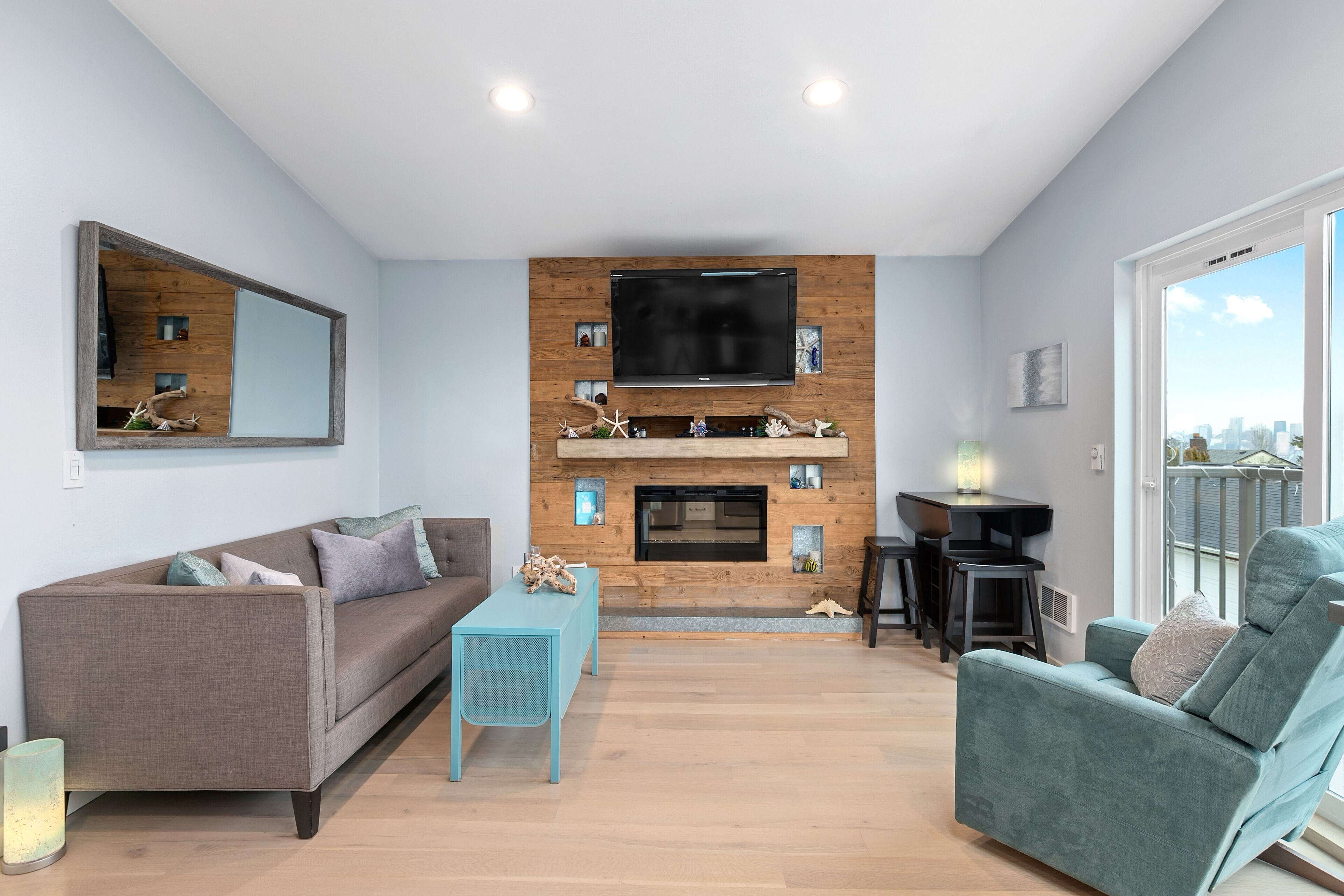 Coastal Style Cabana w/Views of Downtown Seattle & Mountains