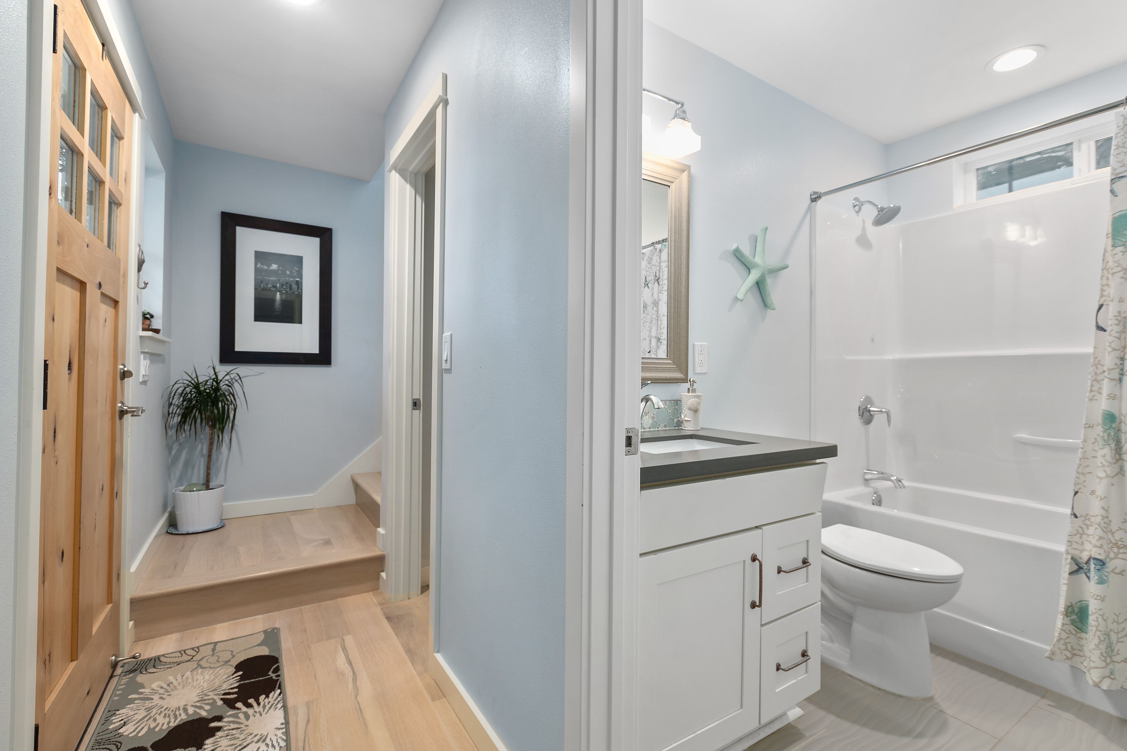 Coastal Style Cabana w/Views of Downtown Seattle & Mountains