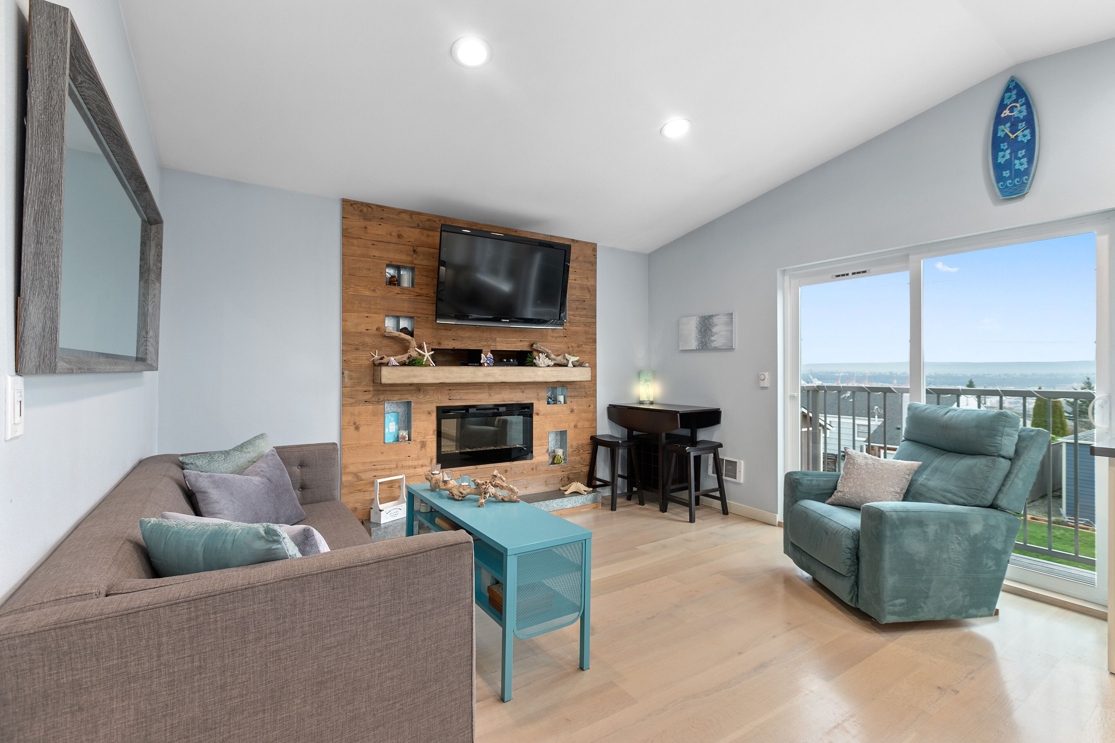 Coastal Style Cabana w/Views of Downtown Seattle & Mountains