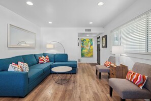 Smart TV, fireplace, video games, DVD player - Beautiful modern beach house, steps to sand, AC, Bikes, Beach Gear and Parking! (Newport Beach)