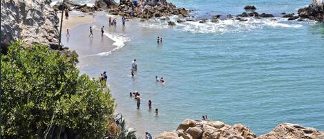 Ranta lähistöllä, aurinkotuoleja, rantapyyhkeitä