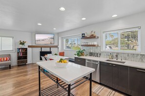 Fridge, microwave, oven, stovetop - Beautiful modern beach house, steps to sand, AC, Bikes, Beach Gear and Parking! (Newport Beach)