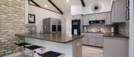 Geladeira, micro-ondas, fogão, cooktop