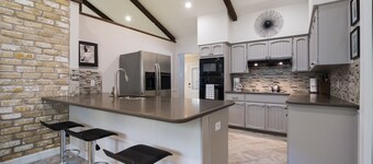 Updated One Story House Located Close To Seaworld And Six Flags