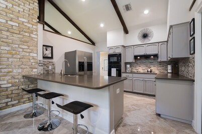 Updated One Story House Located Close To Seaworld And Six Flags