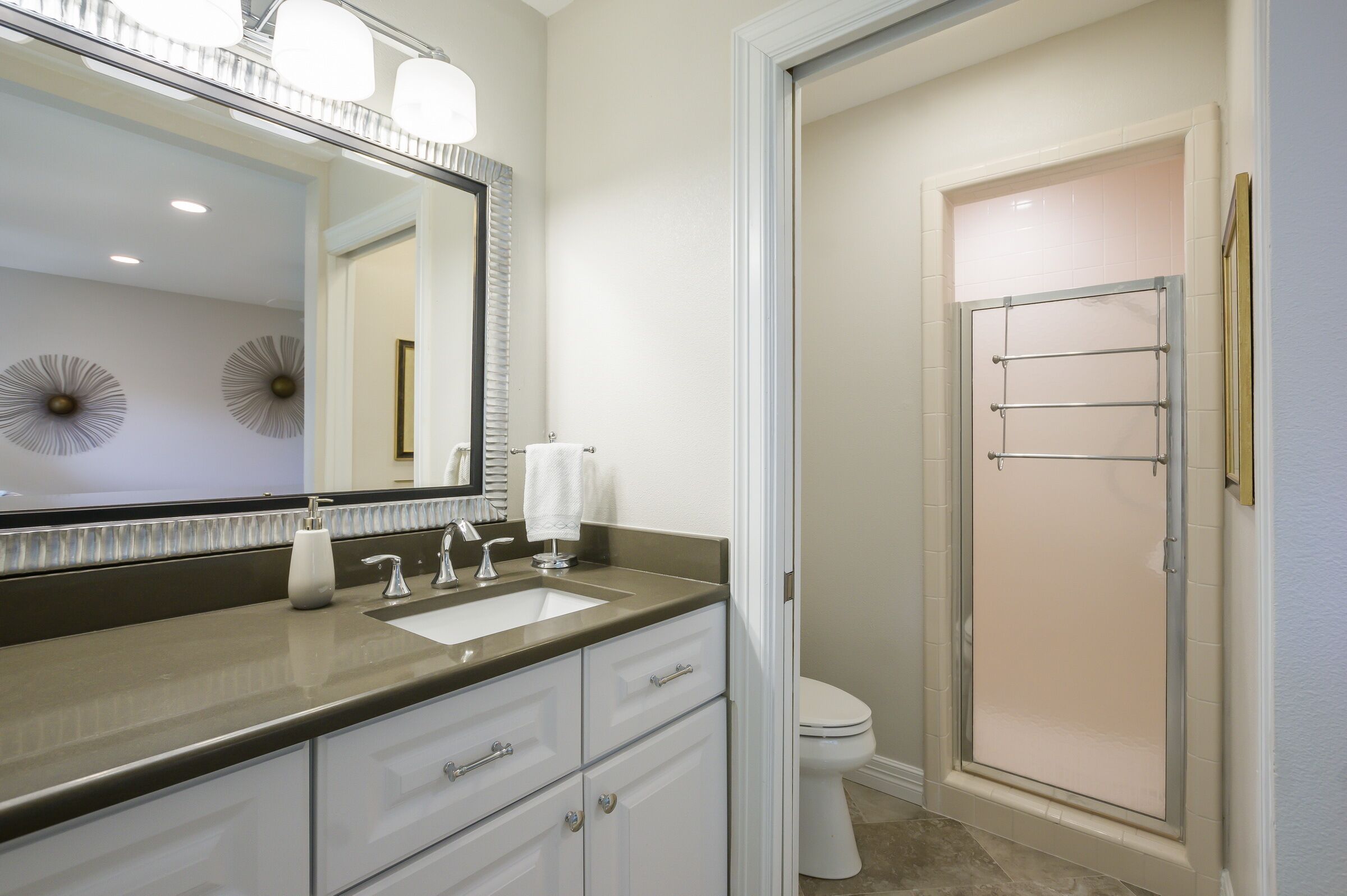 Updated One Story House Located Close To Seaworld And Six Flags