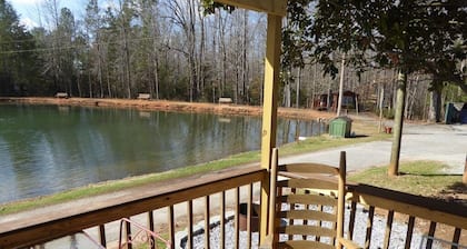 Kleines Haus am Wasser. Dish TV, Pool, Fischteich, Spielzimmer und vieles mehr!