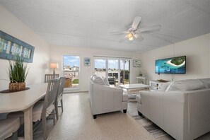 Smart TV, caminetto, lettore DVD, libri