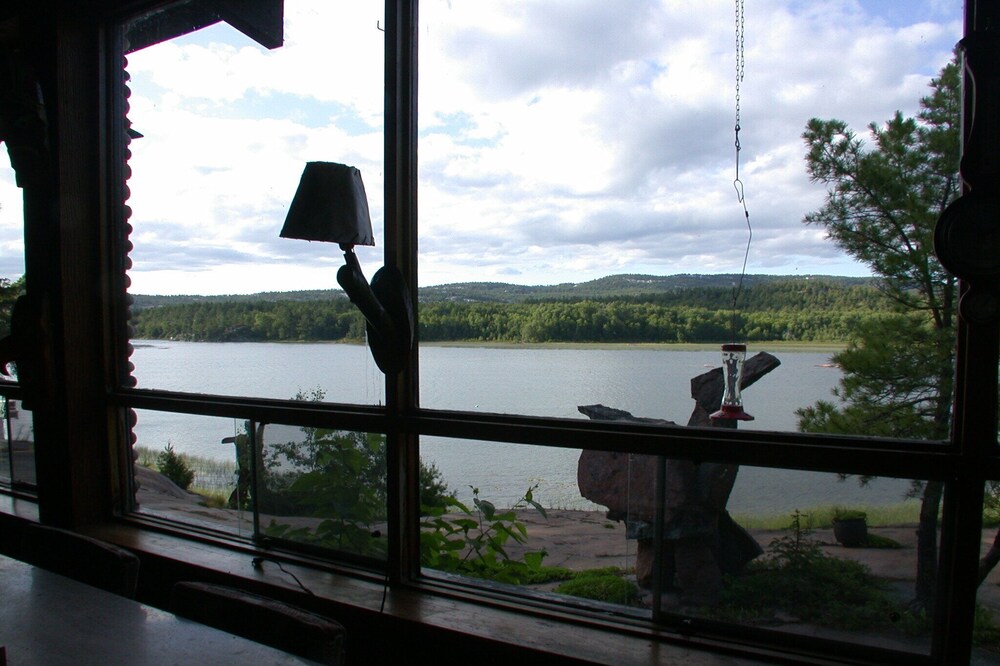 Lodge with Breathtaking View of Georgian Bay and Lacloche Mnts
