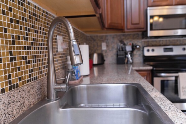 Refrigerador, microondas, horno y parrilla de estufa