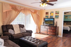 2 habitaciones, tabla de planchar con plancha, wifi y ropa de cama