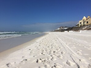 Plage à proximité, chaises longues, serviettes de plage