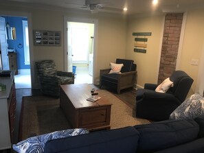 Smart-TV, DVD-spiller, bøker og filmbibliotek