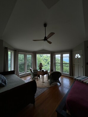 4 bedrooms, WiFi, bed sheets