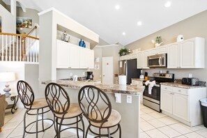 Fridge, microwave, oven, stovetop - LUXURY HOME/PRIVATE POOL WITH EXTENDED DECK !! POOL HEAT INCLUDED!! (Kissimmee)