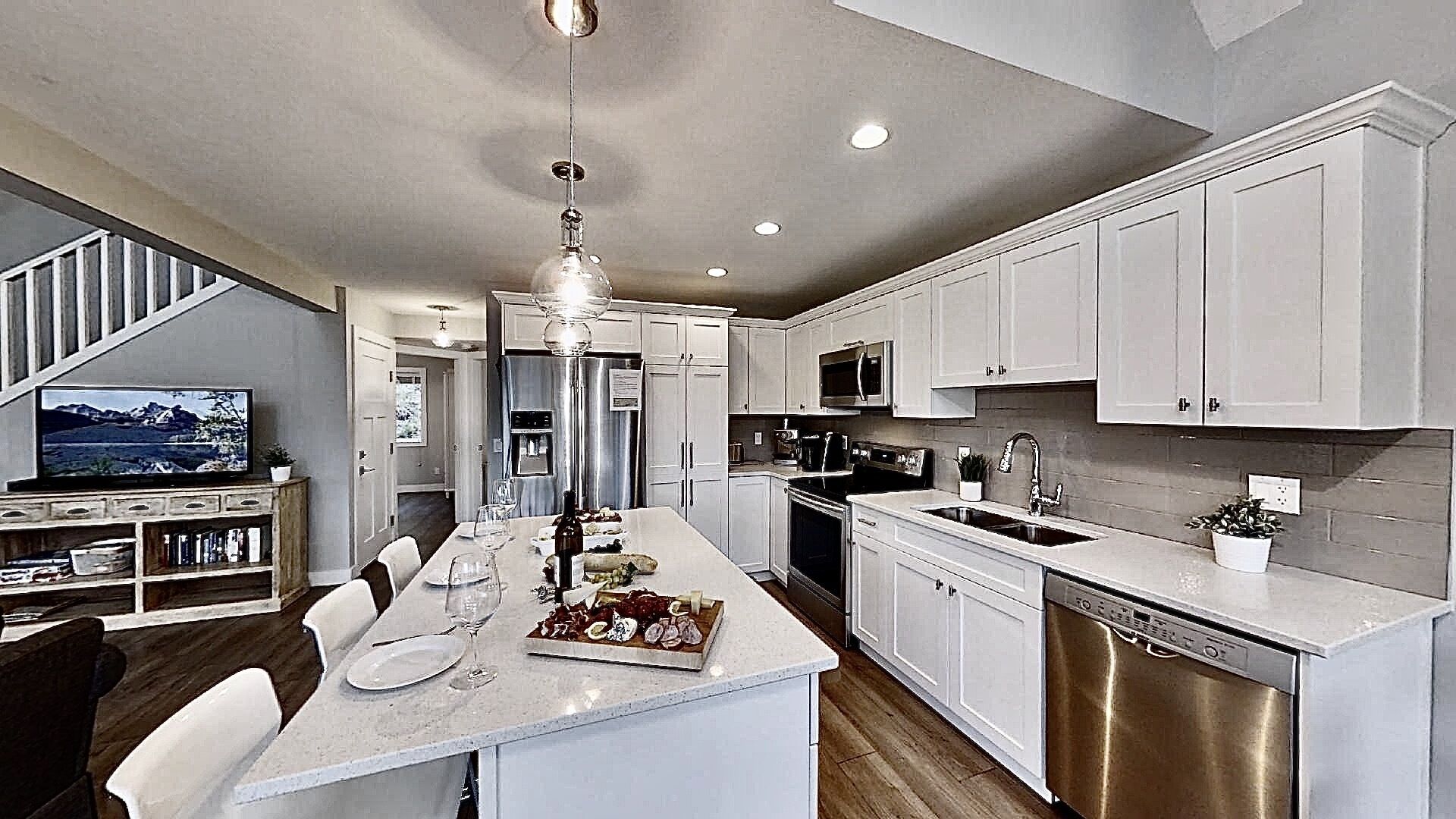 Beautiful cottage covered deck & fire pit. Sleeps 8. Dog friendly off season