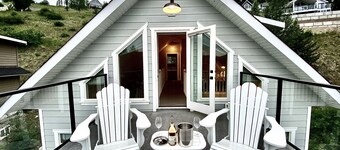 La Casa Cottage | All-Weather Fire Pit, Two Decks & Garage | Sleeps 8