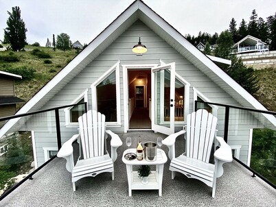 La Casa Cottage | All-Weather Fire Pit, Two Decks & Garage | Sleeps 8