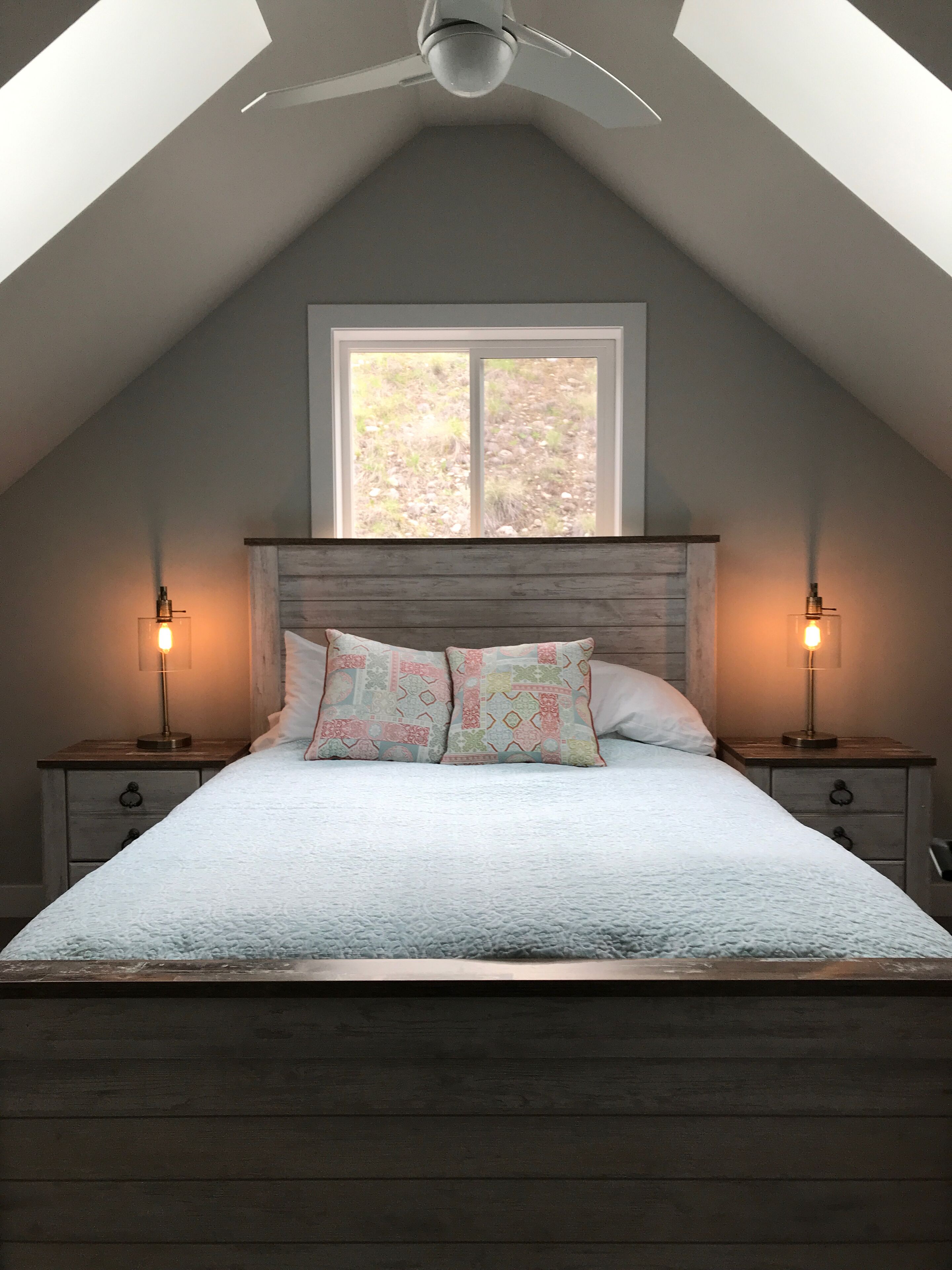 Beautiful cottage covered deck & fire pit. Sleeps 8. Dog friendly off season