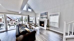 Smart-TV, Kamin, Bücher