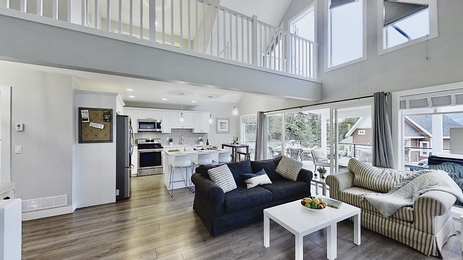 Beautiful cottage covered deck & fire pit. Sleeps 8. Dog friendly off season